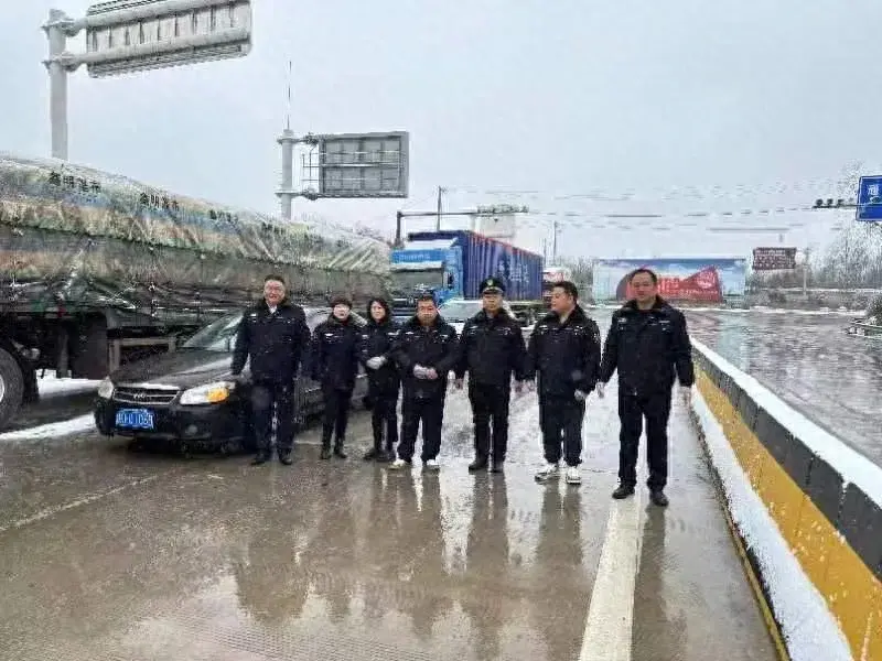国际应急救援中心陕西支队为堵在路上的司机送去公益爱心餐