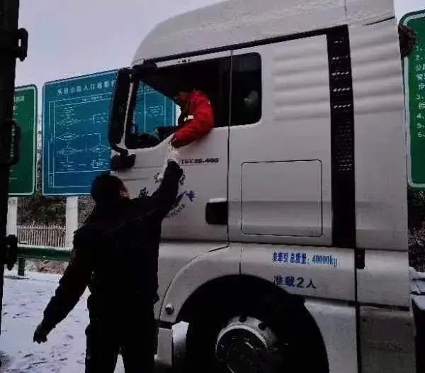 国际应急救援中心陕西支队为堵在路上的司机送去公益爱心餐(图3)
