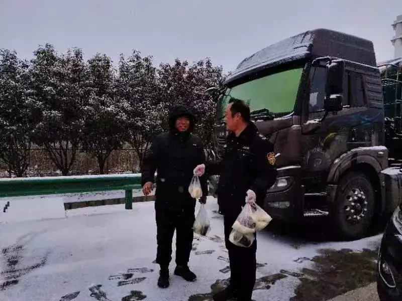 国际应急救援中心陕西支队为堵在路上的司机送去公益爱心餐(图2)
