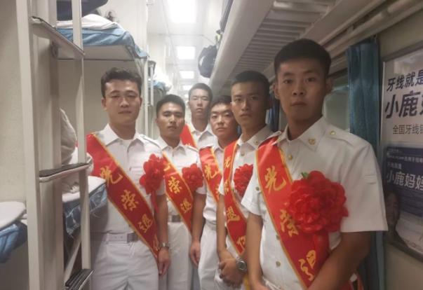 这位获央媒点赞的贵州籍退役军人,两次在列车上救人(图1) 这位获央媒点赞的贵州籍退役军人,两次在列车上救人(图1)