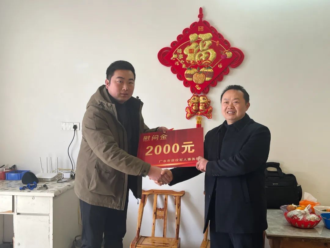 “为了救人，这水不算冷！”95后退役军人一跃而下……(图1)