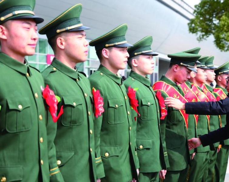 湖南武冈：六旬老兵勇救落水儿童