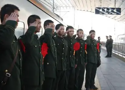 湖南隆回：子弟兵高温下救助七旬老人