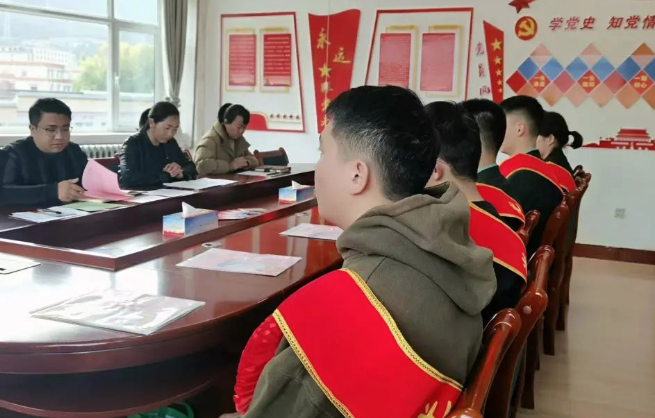 广东佛山：公交车长变身“灭火英雄”