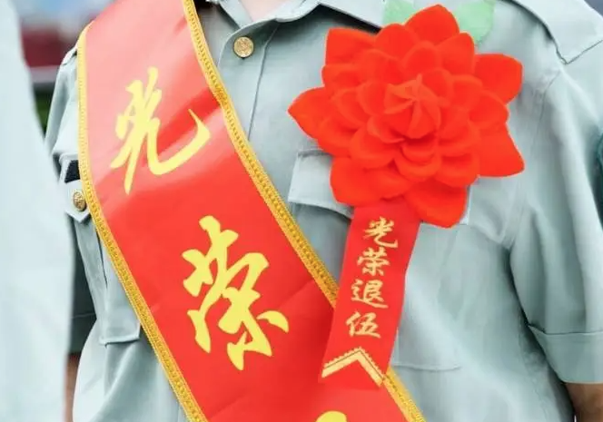 甘肃天水：退役军人破窗勇救被困司机