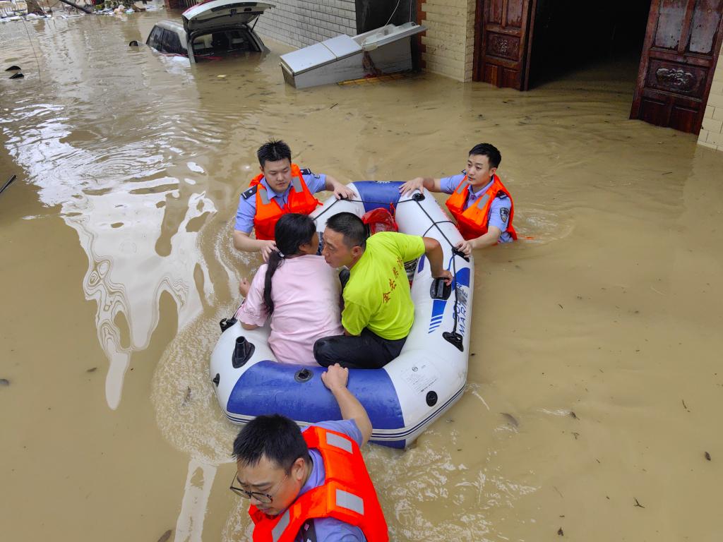 一切为了人民群众的安全——湖南龙山县抗洪一线见闻(图3)
