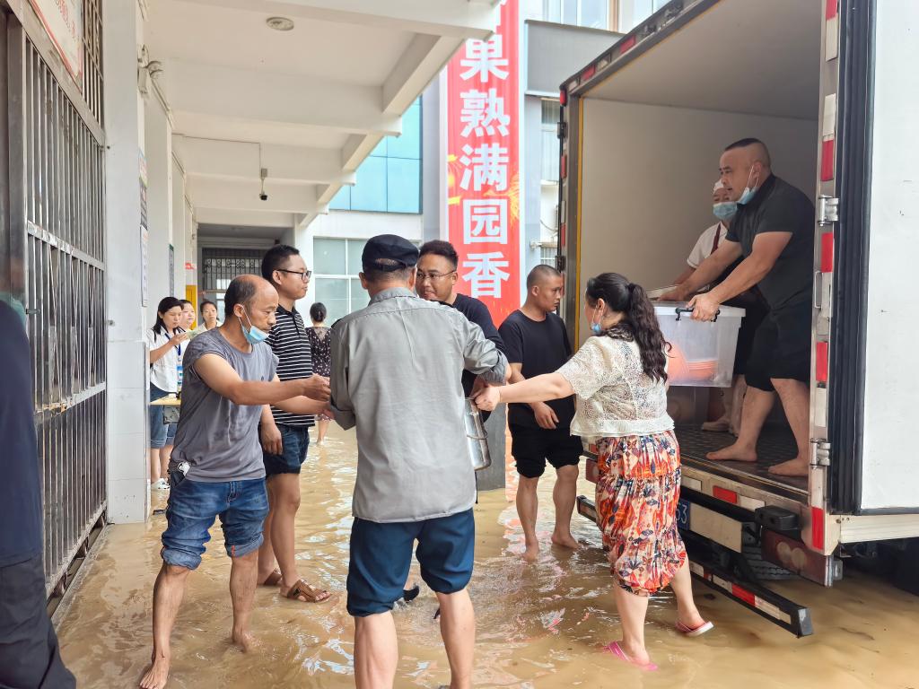 一切为了人民群众的安全——湖南龙山县抗洪一线见闻(图2)