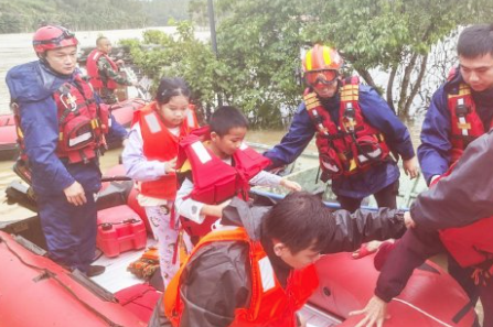 福建漳州：老兵爸爸跳海救人 儿子一句话瞬间破防