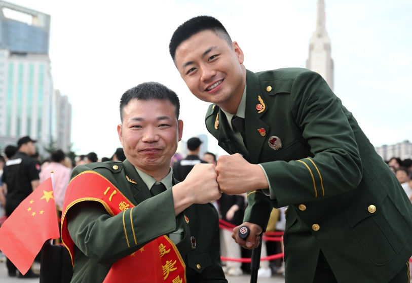 上海闵行区：老人突发昏厥！退役军人跪地急救上演“生死时速”