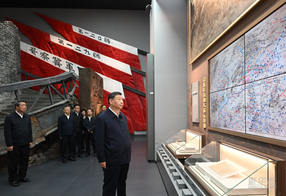 深情致敬英雄 擎举民族精神(图2)