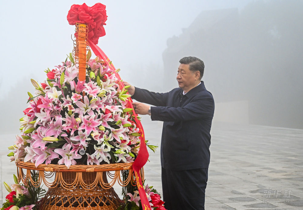 深情致敬英雄 擎举民族精神(图1)