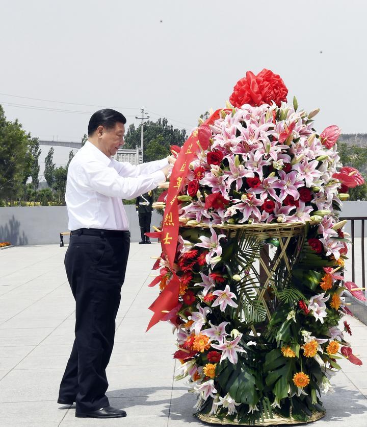 深情致敬英雄 擎举民族精神(图12)