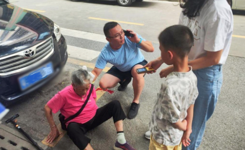 退役军人黄光辉街头暖心救人