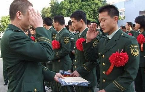 江苏灌南：退役军人带病勇救落水母子