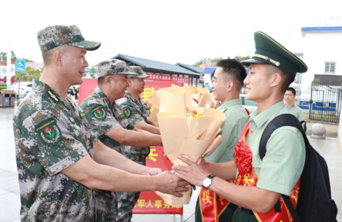 江苏泰州海陵区:退役军人奋勇砸窗救人