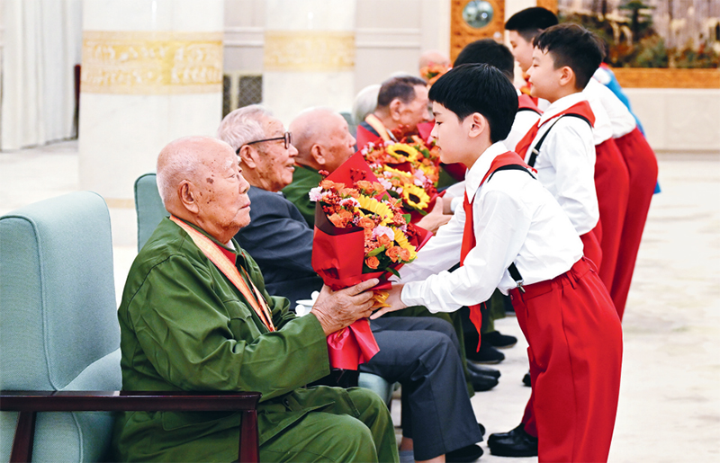 让英雄的旗帜高高飘扬(图2)