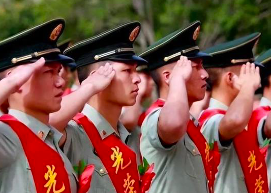 江苏泰州海陵区:退役军人奋勇砸窗救人