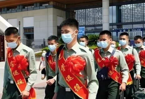 上海徐汇区：“兵支书”深夜急救89岁独居老人