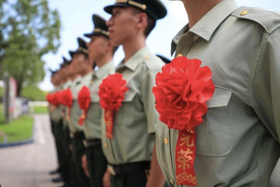 上海徐汇区：休假消防老兵火场中背出老人