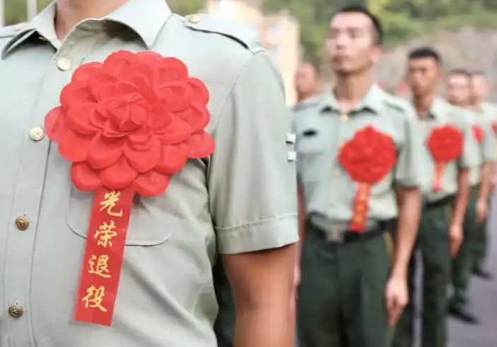 江苏常州钟楼区:退役军人一分钟心肺复苏救回倒地女子