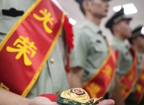 上海徐汇区:28年免费理发7800人次 这位老兵用双手“剪”