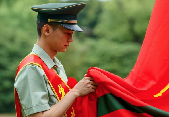 云南：见义勇为英雄战士徐洪刚之子荣立三等功