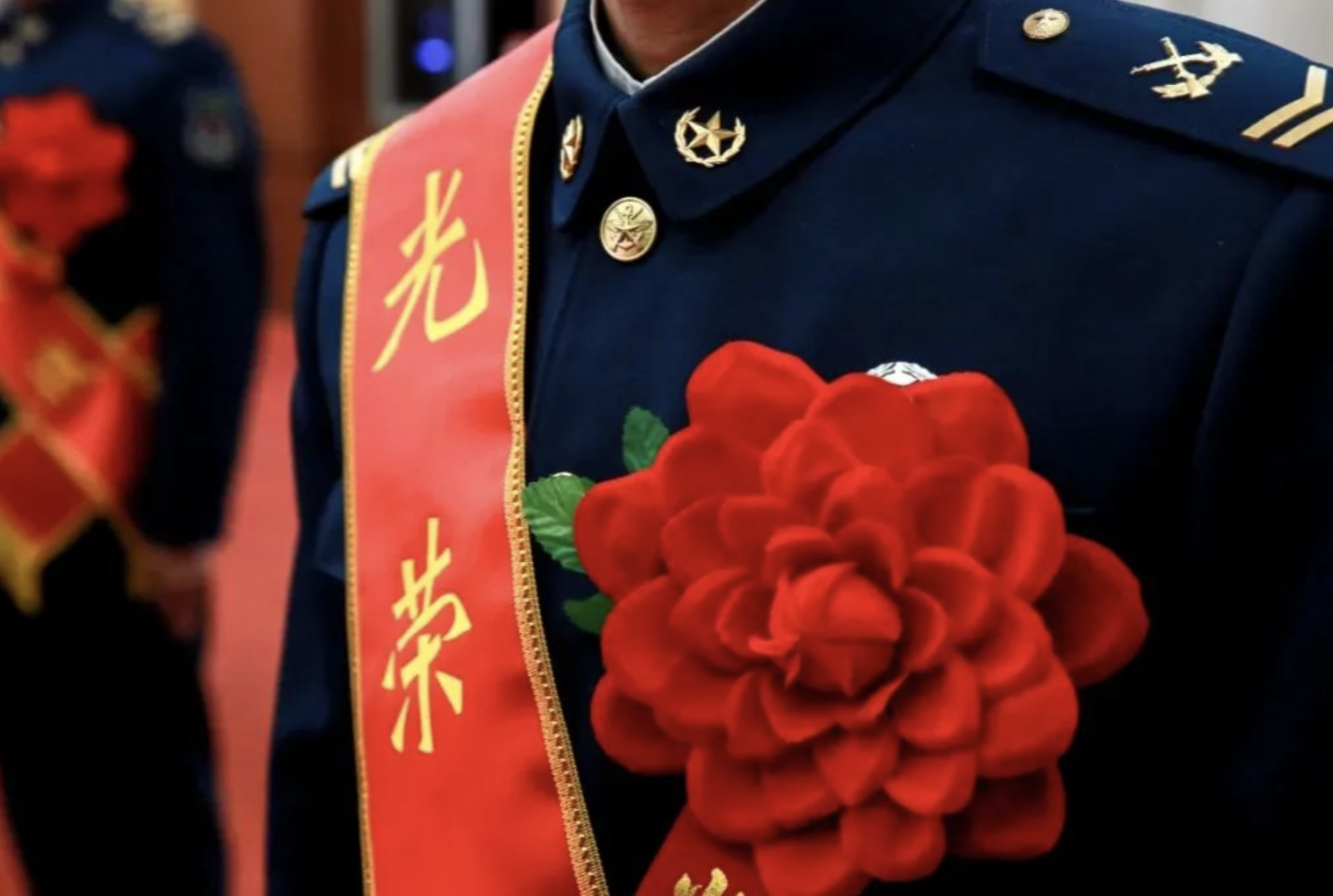 上海徐汇区:休假消防老兵火场中背出老人
