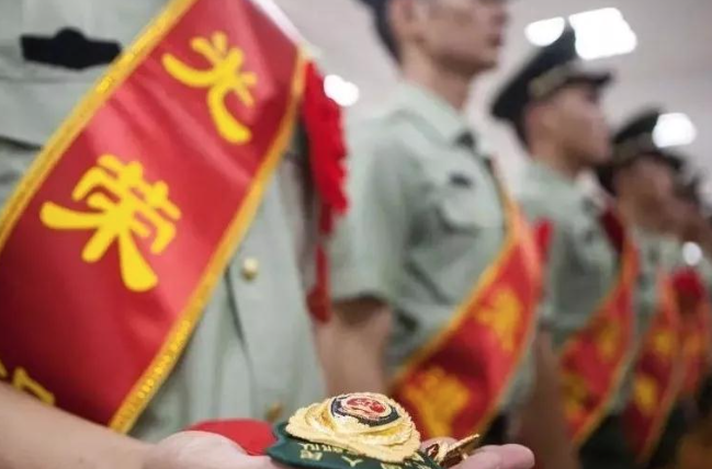 上海徐汇区:“兵支书”深夜急救89岁独居老人