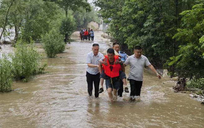 暴雨中,湖北这群退役军人手牵手蹚深水去救人,还有70岁老兵冲