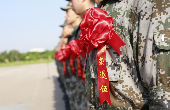 江苏东海:危急时刻挺身而出 退役军人扶起被困老人