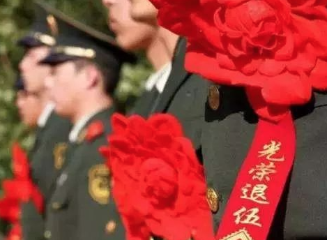 湖北:闹市电动车相撞两人受伤 “95后”退役军人挺身而出