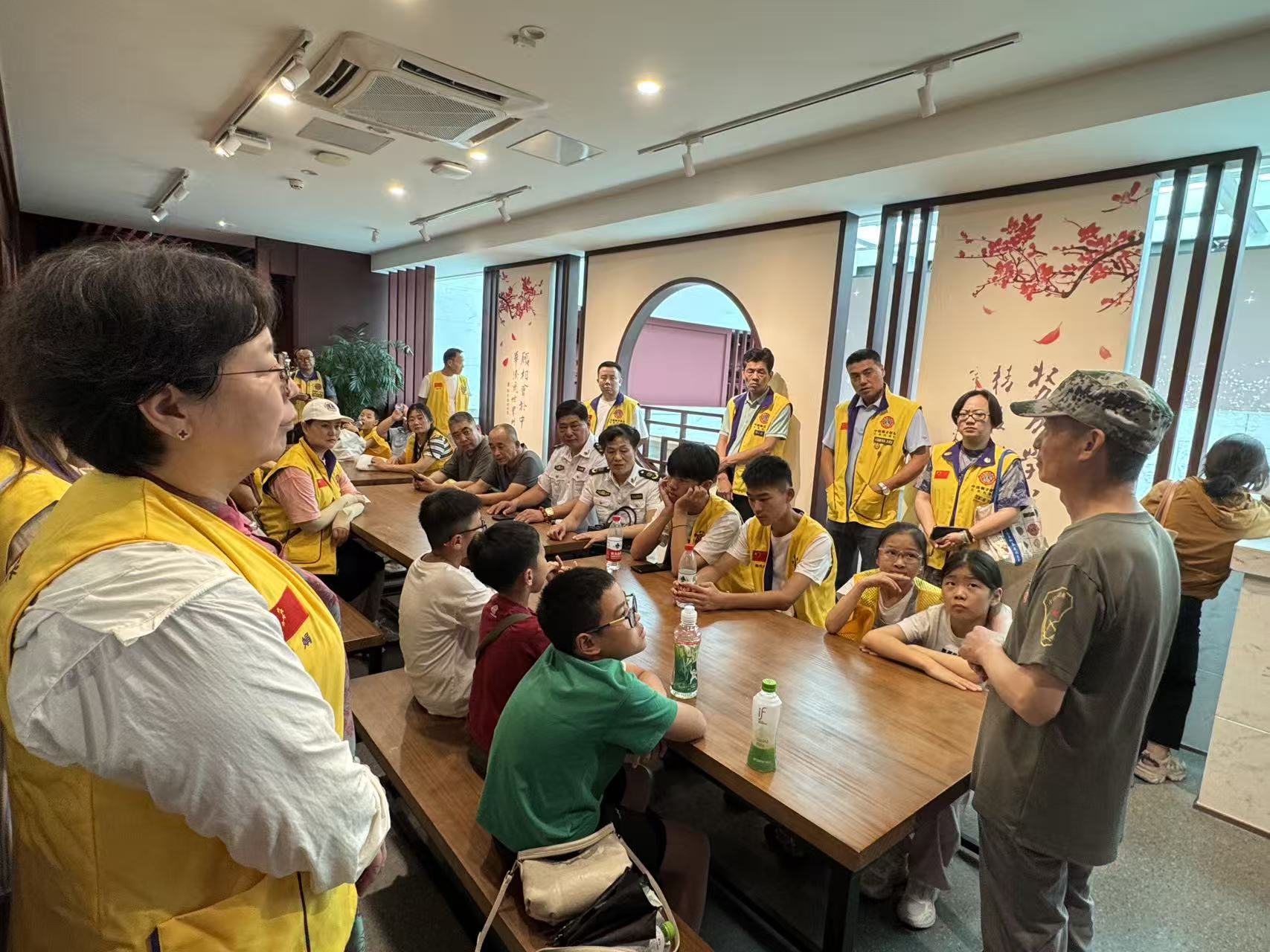 追寻红色足迹 致敬退伍老兵 拥军慰问活动走进梅园新村纪念馆(图4) e9890b9444b8e16113887344fa9ecc41.jpg