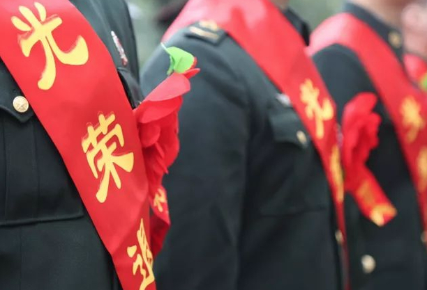 湖北:闹市电动车相撞两人受伤 “95后”退役军人挺身而出