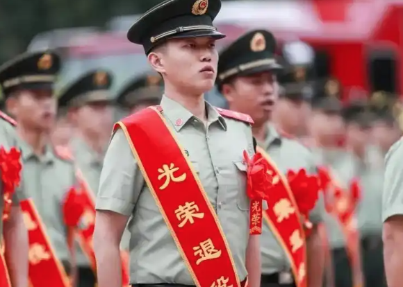 湖南岳阳:深夜跳水救人、急救晕厥学员——2名老兵危急时刻挺身