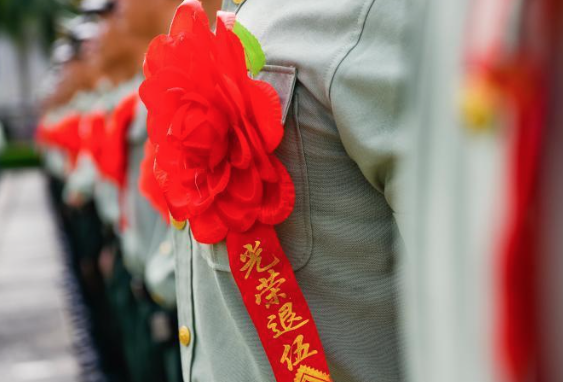 湖南张家界:车辆突发险情 退役军人合力挺身救人