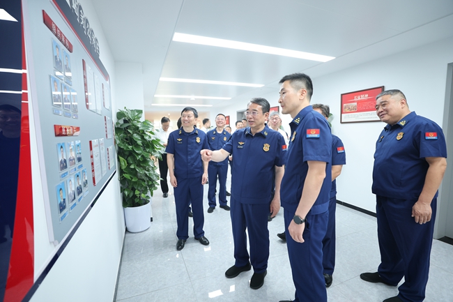 张成中看望慰问基层消防救援指战员(图1)