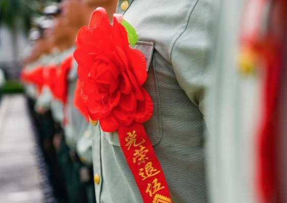 上海:从“橄榄绿”到“火焰蓝”,一名“90后”与一座百年老站